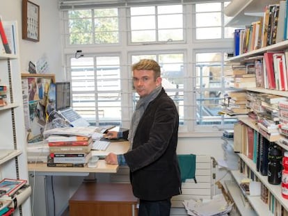 El escritor John Dickie en su despacho de la Universidad de Londres.