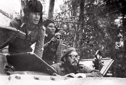 Pie de Foto: Fidel Castro, con gafas, sentado dentro de un tanque cerca de Playa Girón durante la invasión de Bahía de Cochinos el 17 de abril de 1961. La foto fue cedida por el diario cubano gubernamental Granma. La invasión protagonizada por millar y medio de exiliados cubanos tenía el propósito de que prendiera una revolución popular contra el régimen castrista, pero se saldó con un rápido y estrepitoso fracaso. Como puede apreciarse en la imagen, Fidel Castro se implicó personalmente en repeler el ataque.