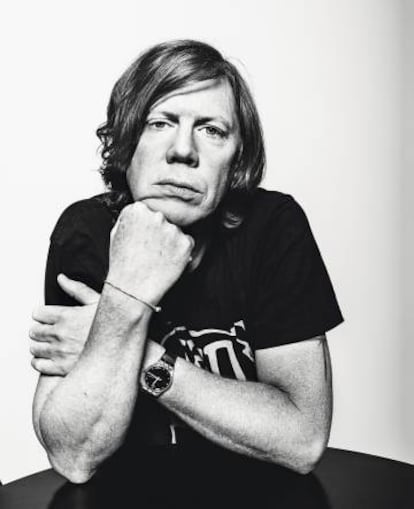 Thurston Moore, fotografiado por ICON con la pose desdeñosa del adolescente de 58 años.