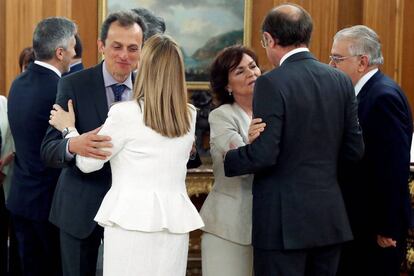 El nuevo ministro de Ciencia, Innovación y Universidades, Pedro Duque (i), es felicitado por la presidenta del Congreso Ana Pastor, tras prometer su cargo en el Palacio de la Zarzuela.