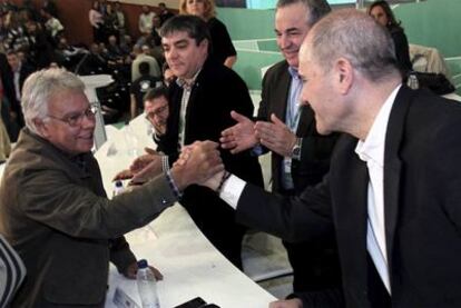 Felipe González, a la izquierda, saluda a Manuel Chaves en la inauguración del congreso en el que éste deja el liderazgo del PSOE andaluz.