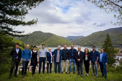 José Antonio Azcárate, fundador y principal accionista del grupo, junto al resto del equipo directivo en el valle navarro de Esteríbar, donde se localiza su empresa matriz.