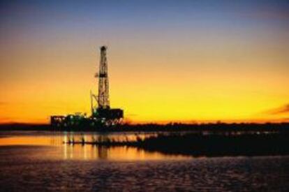 Fotografía cedida por la empresa Petróleos Mexicanos (Pemex) de uno de sus pozos en el estado mexicano de Tabasco.