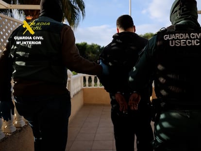 La Guardia Civil detiene a un hombre en Guardamar del Segura (Alicante) por presuntamente estafar 57.000 euros a una mujer a la que conoció por Tinder y le hizo creer que tenían una relación sentimental.