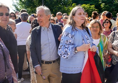 El periodista Iñaki Gabilondo y la cineasta Cristina Andreu, en la foto del manifiesto en El Retiro.