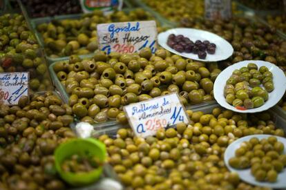 Puesto de aceitunas en un mercado de Málaga.