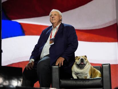 El candidato al Senado por West Virginia, Jim Justice, con su perro, 'Babydog', antes de la Convención Nacional Republicana, en Milwaukee, en 2024.