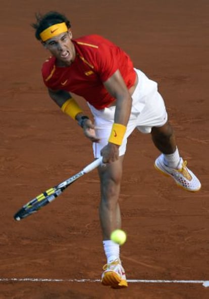 Nadal sirve ante Stakhovsky.