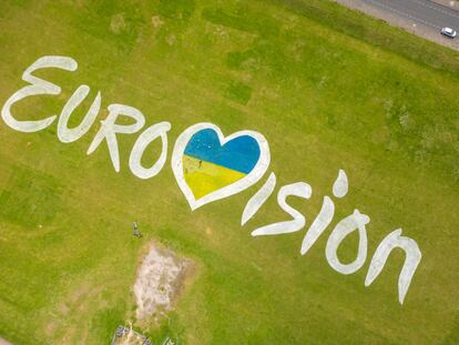 Mural gigante en el suelo de un campo de Liverpool con el logo de Eurovisión y los colores de la bandera de Ucrania.