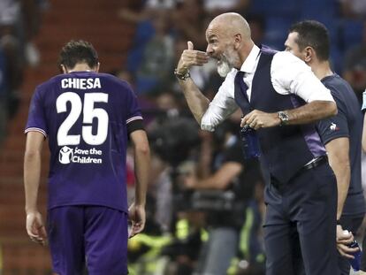 El entrenador de la Fiorentina Stefano Pioli da instrucciones. 
