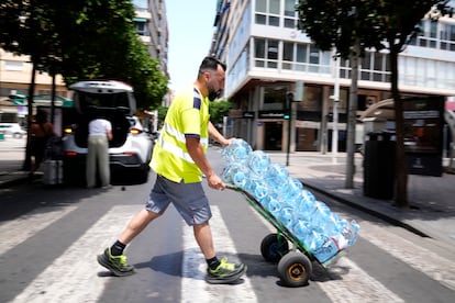 Un trabajador en el centro de Murcia, el pasado viernes. 