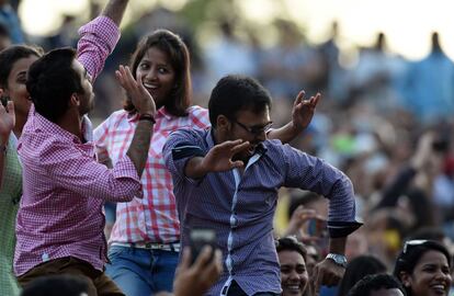 Unos jóvenes bailan al estilo Bollywood durante la ceremonia inaugural de la Copa del Mundo de Cricket en el Myer Music Bowl en Melbourne, Australia.