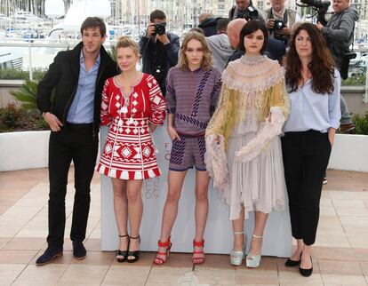 Gaspard Ulliel, Melanie Thierry, Lily-Rose Depp, Soko y Stephanie Di Giusto posan para los fotógrafos durante el fotocall de la película 'La Danseuse' ('El bailarín') en el Festival de Cannes.