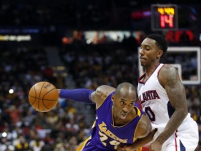 Kobe Bryant se marcha de Jeff Teague.