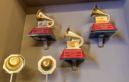 Los tres premios Grammy ganados por Susana Baca, expuestos en su casa en Santa Bárbara.
