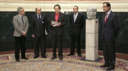 El escultor habla en el acto oficial de la presentación del busto de Azaña.