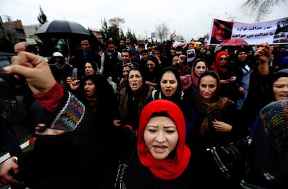 Mujeres afganas durante una protesta contra el linchamiento la semana pasada de una mujer que supuestamente había quemado una copia del Corán frente al Tribunal Supremo en Kabul (Afganistán). Cientos de personas recorrieron por segundo día consecutivo las calles de la capital afgana para pedir justicia en el caso de Farjonda, una joven de 27 años que fue golpeada hasta la muerte por una turba que luego quemó su cuerpo como represalia por una supuesta blasfemia, una acusación desmentida por la Policía y el Gobierno.