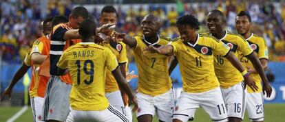 La selección de colombiana celebra un gol