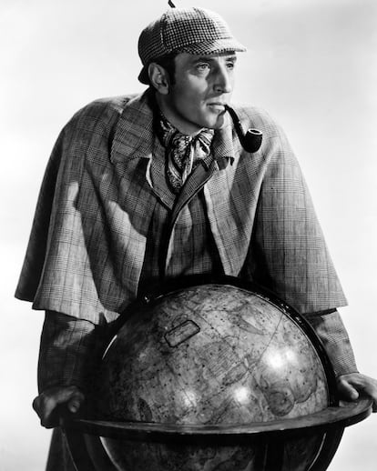 El actor británico Basil Rathbone caracterizado como Sherlock Holmes en un retrato promocional de 'Las aventuras de Sherlock Holmes', dirigida por Alfred L. Werker, 1939.