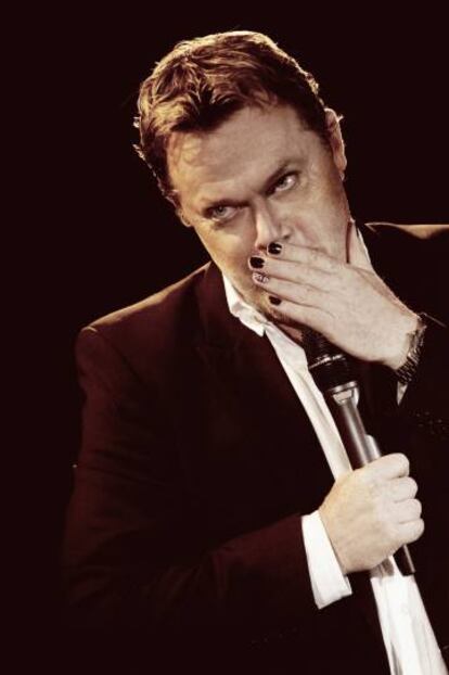 Eddie Izzard in action.