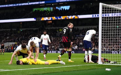 Los jugadores del Tottenham felicitan a su portero Lloris, con Haaland al fondo y Mahrez doliéndose en el suelo.