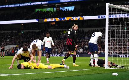 Los jugadores del Tottenham felicitan a su portero Lloris, con Haaland al fondo y Mahrez doliéndose en el suelo.