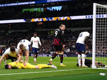 Los jugadores del Tottenham felicitan a su portero Lloris, con Haaland al fondo y Mahrez doliéndose en el suelo.