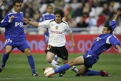 Aimar trata de pasar entre Alberto y Matellán.