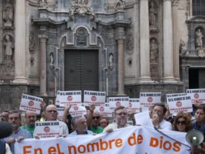 Concentración en Murcia encabezada por un grupo de sacerdotes.