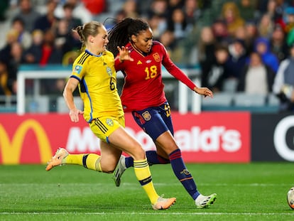 Salma Paralluelo y Magdalena Eriksson durante la semifinal del Mundial entre España y Suecia.