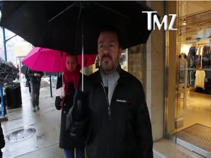 Imagen del cómico británico en una entrevista en TMZ.