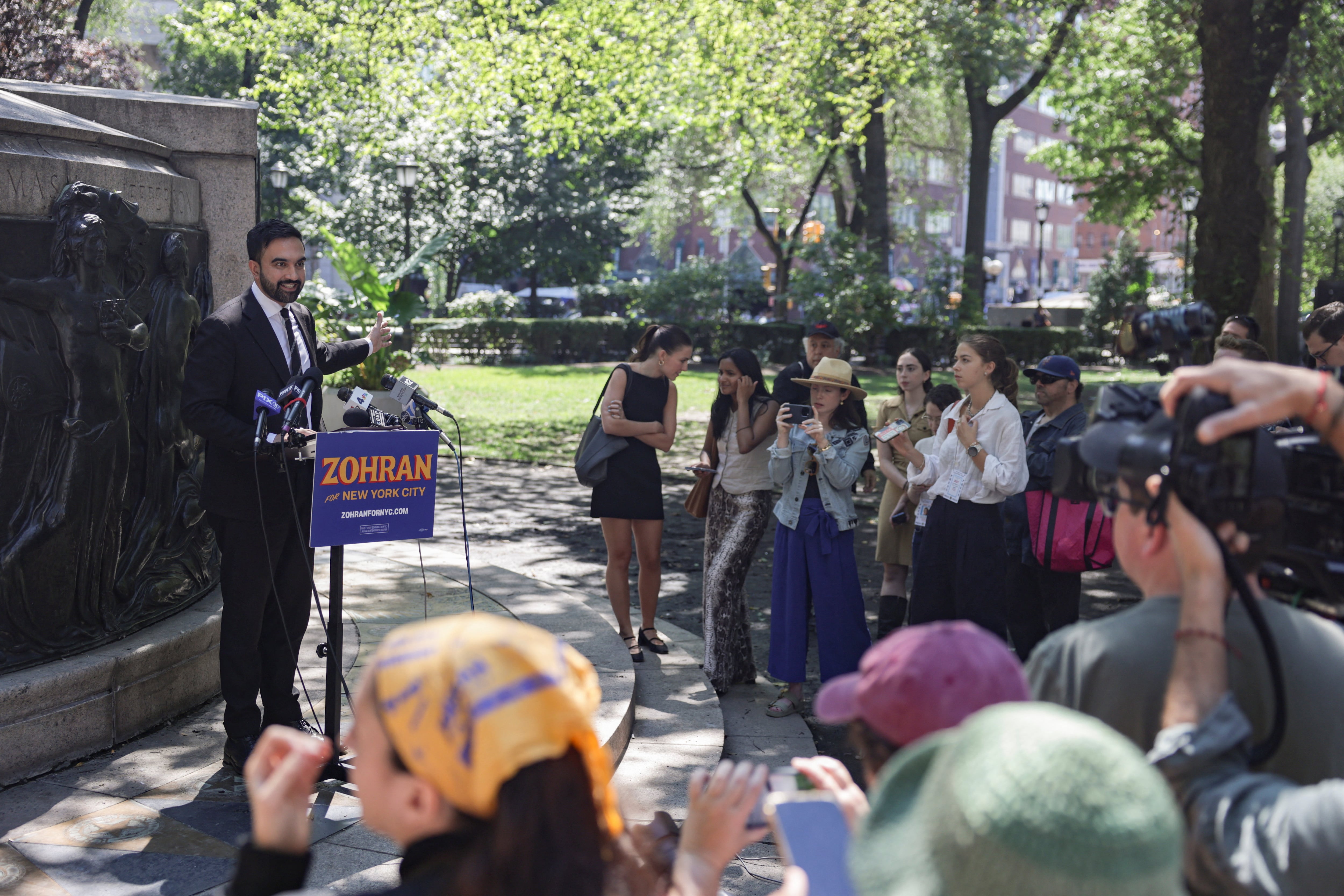 El candidato demócrata a alcalde de Nueva York, Zohran Mamdani, en la ciudad, el día 22.