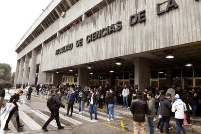 En tiempos de crisis económica, los jóvenes optan por formarse y esperar a que la coyuntura sea más propicia. Esta es la conclusión que arroja un estudio elaborado por las investigadoras Jennifer Graves y Zoe Kuehn y presentado este lunes por la Fundación Ramón Areces y por la Fundación Europea Sociedad y Educación.
La investigación, que cruza datos de la Evaluación internacional de las competencias de los adultos, de la OCDE, y los datos de PIB de los países observados (Finlandia, Francia, España, Alemania, Reino Unido, Suecia y Estados Unidos) halla que en España los alumnos que a los 18  años viven una situación de recesión económica son más propensos a cursar estudios superiores en la universidad. Con los años, precisa el informe, esto significará un mayor número de abandonos, pero también más graduados, algo para lo que el país debe prepararse