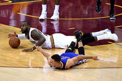 LeBron y Curry, tras una falta de la estrella de los Cavaliers.