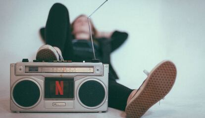 Escuchar Netflix como si fuera la radio.