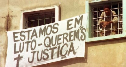 Una pancarta en una prisi&oacute;n pide justicia para los presos asesinados.