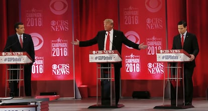 El candidato Donald Trump en el centro del escenario. 