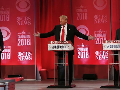 El candidato Donald Trump en el centro del escenario. 