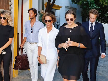 Nati Abascal, Rafael Medina Abascal y Laura Vecino junto con Victoria Elisabeth von Hohenlohe Langenburg y Alexander von Hohenlohe Langenburg durante el entierro del duque de Medinacelli, Marco de Hohenlohe-Langenburg y Medina, en Sevilla.