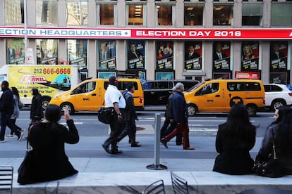 Gente caminando por Nueva York el día de las elecciones