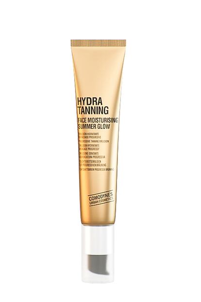 Sustituye tu hidratante diaria por la Face Moisturising Summer Glow de Comodynes, una emulsión para el rostro que hidrata y aporta un moreno progresivo. En cuatro días notarás cómo tu piel va subiendo de tono; justo los que estarás fuera para llegar el lunes a la oficina con un bronceado natural. Su precio es de 25 euros.