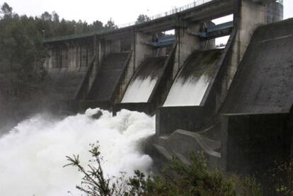 El embalse del ro Umia, en Caldas de Reis, que mantiene sus compuertas abiertas para que descienda el nivel del agua.