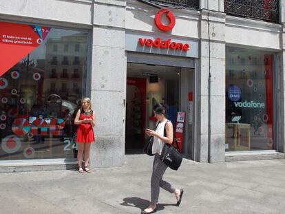 Tienda de telefonía móvil de Vodafone en Madrid.