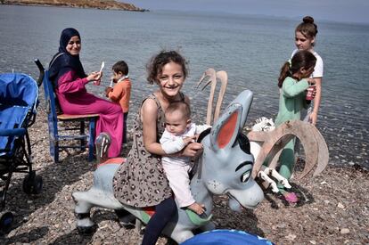 Niños juegan en un campo de migrantes no oficial, gestionado por activistas de la isla de Lesbos (Grecia). 