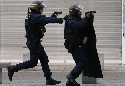 A Promotoria de Paris confirmou que uma mulher se suicidou fazendo estourar seu cinto de explosivos e cinco pessoas foram paradas em Saint-Denis.