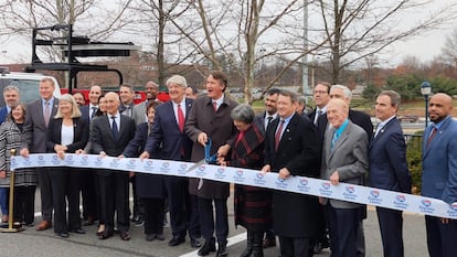 El gobernador de Virginia, Glenn Youngkin, corta la cinta inaugural de la autopista I-66 en presencia de otras autoridades y del presidente de Ferrovial, Rafael del Pino.