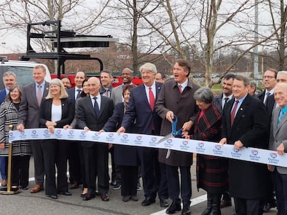 El gobernador de Virginia, Glenn Youngkin, corta la cinta inaugural de la autopista I-66 en presencia de otras autoridades y del presidente de Ferrovial, Rafael del Pino.