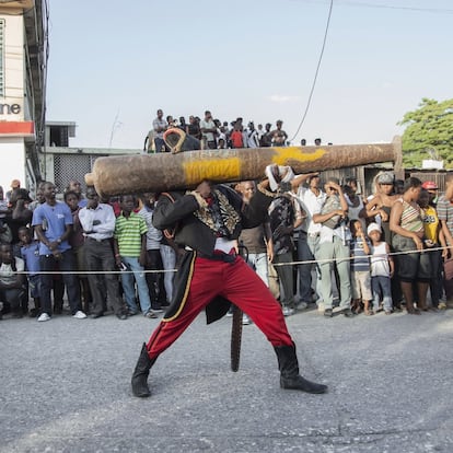 Personagens de Jean-Jacques Dessalines, líder da revolução haitiana, durante o desfile do Dia da Independência.