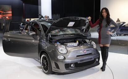 Un modelo del Fiat 500 en el expositor del fabricante italiano en la Exposición Internacional del Automóvil de Detroit.