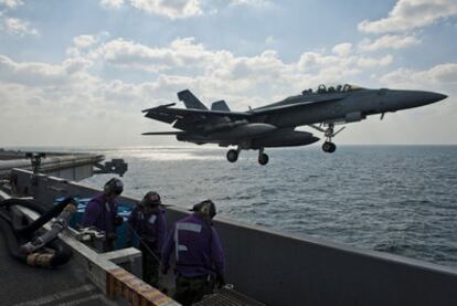 Un cazabombardero F-18 despega de un portaaviones estadounidense en el Golfo Pérsico.